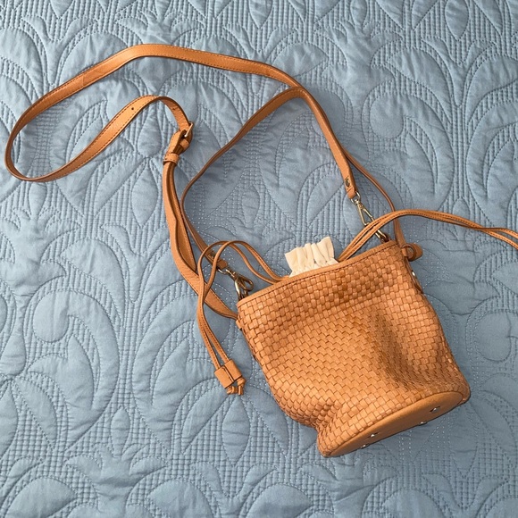 Tommy Bahama Handbags - Tommy Bahama cross body bucket bag